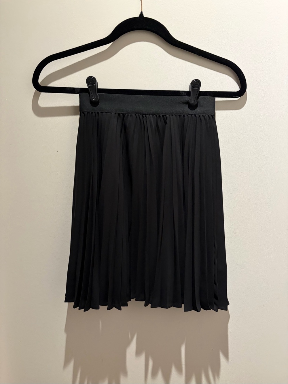 Aritzia Babaton Black Pleated Women's Skirt - Classic Elegant Style